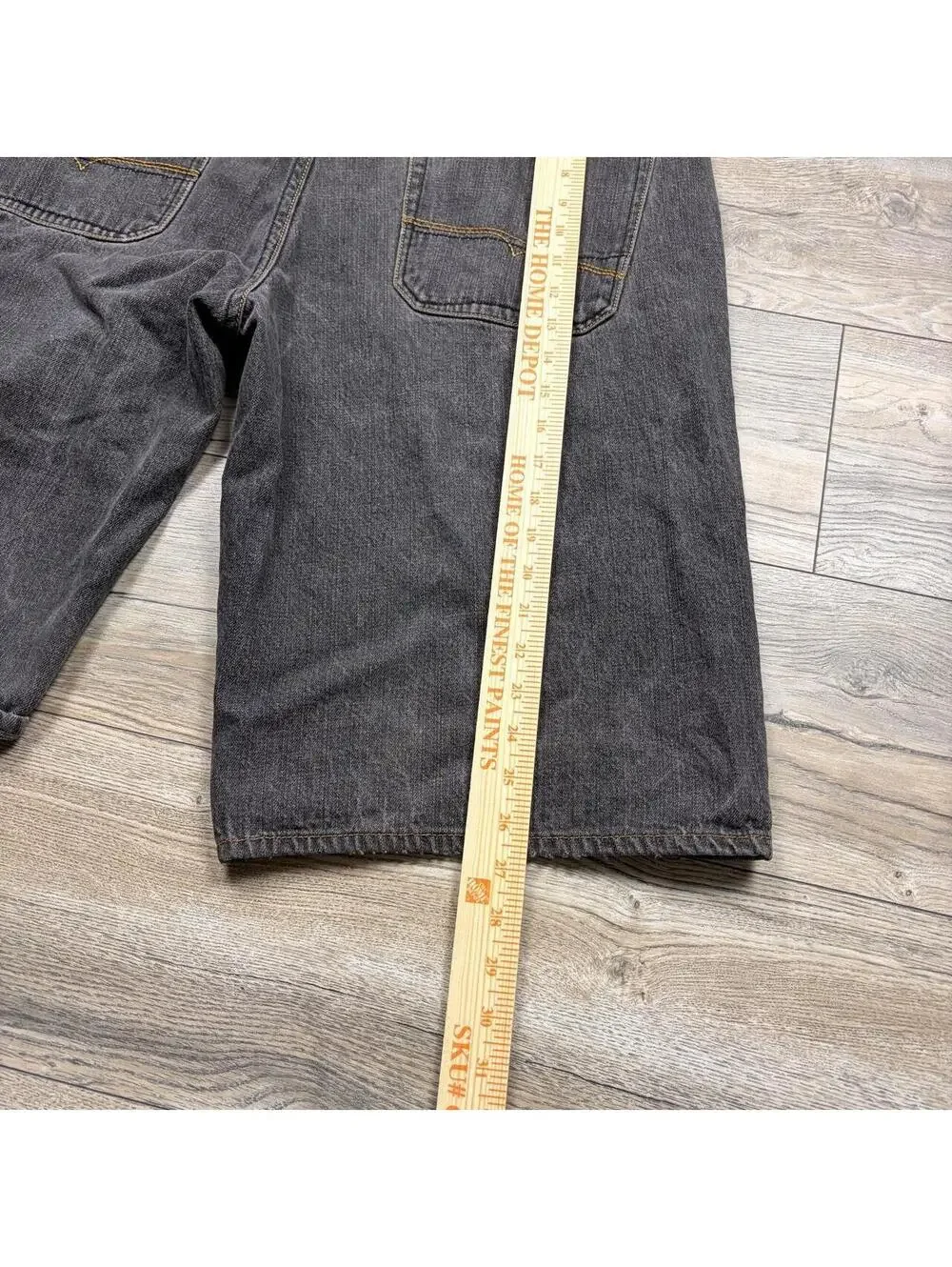Description:Y2K G-unit dark wash baggy jorts, really good details and fit.